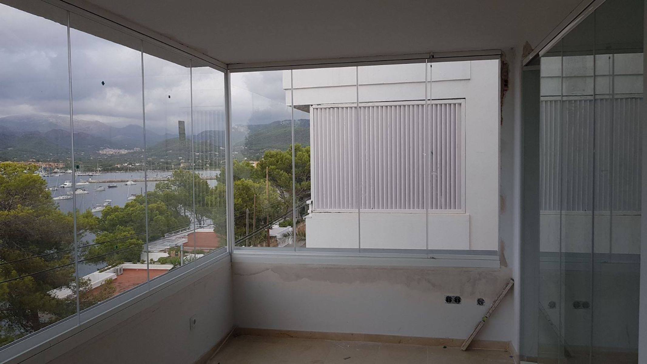 Instalación de cortinas de cristal en Mallorca | Alumiglass